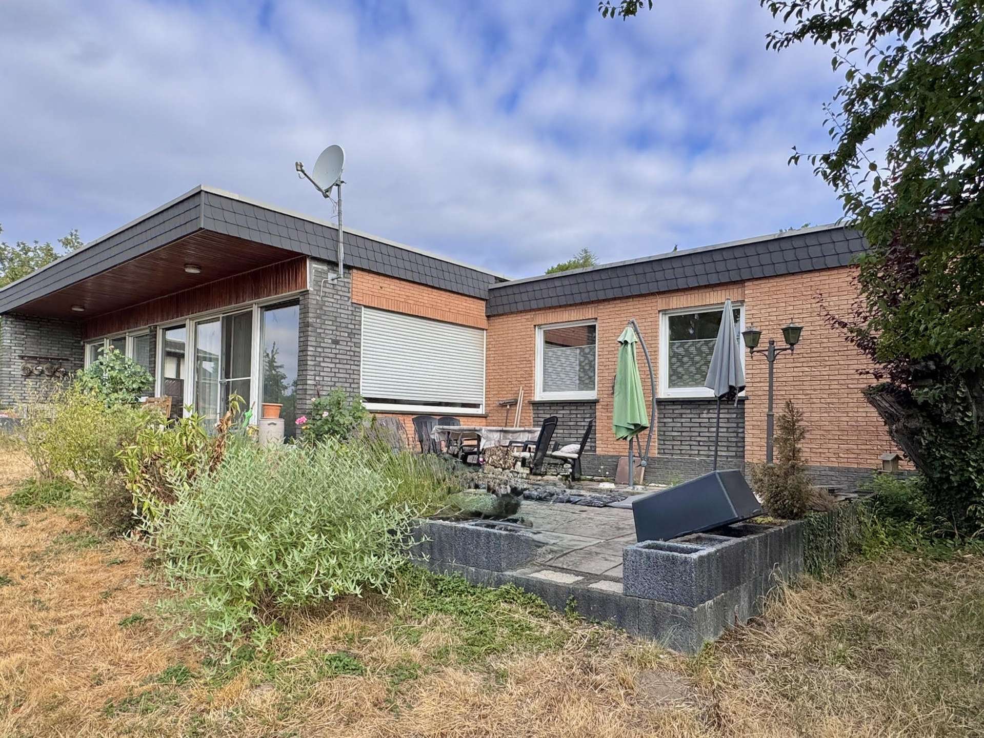 PROVISIONSFREI: Bungalow, Doppelgarage, Nebengeb&auml;ude, herrlicher Fernblick